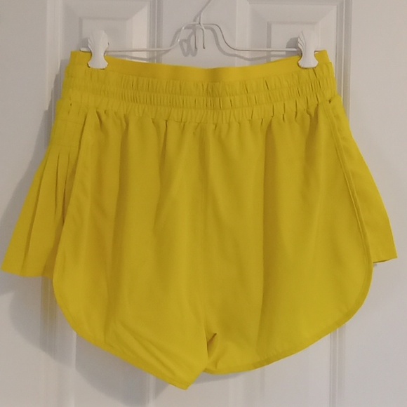 Yellow Women's Elastic Waist Pleated Hem Shorts - Picture 4 of 5